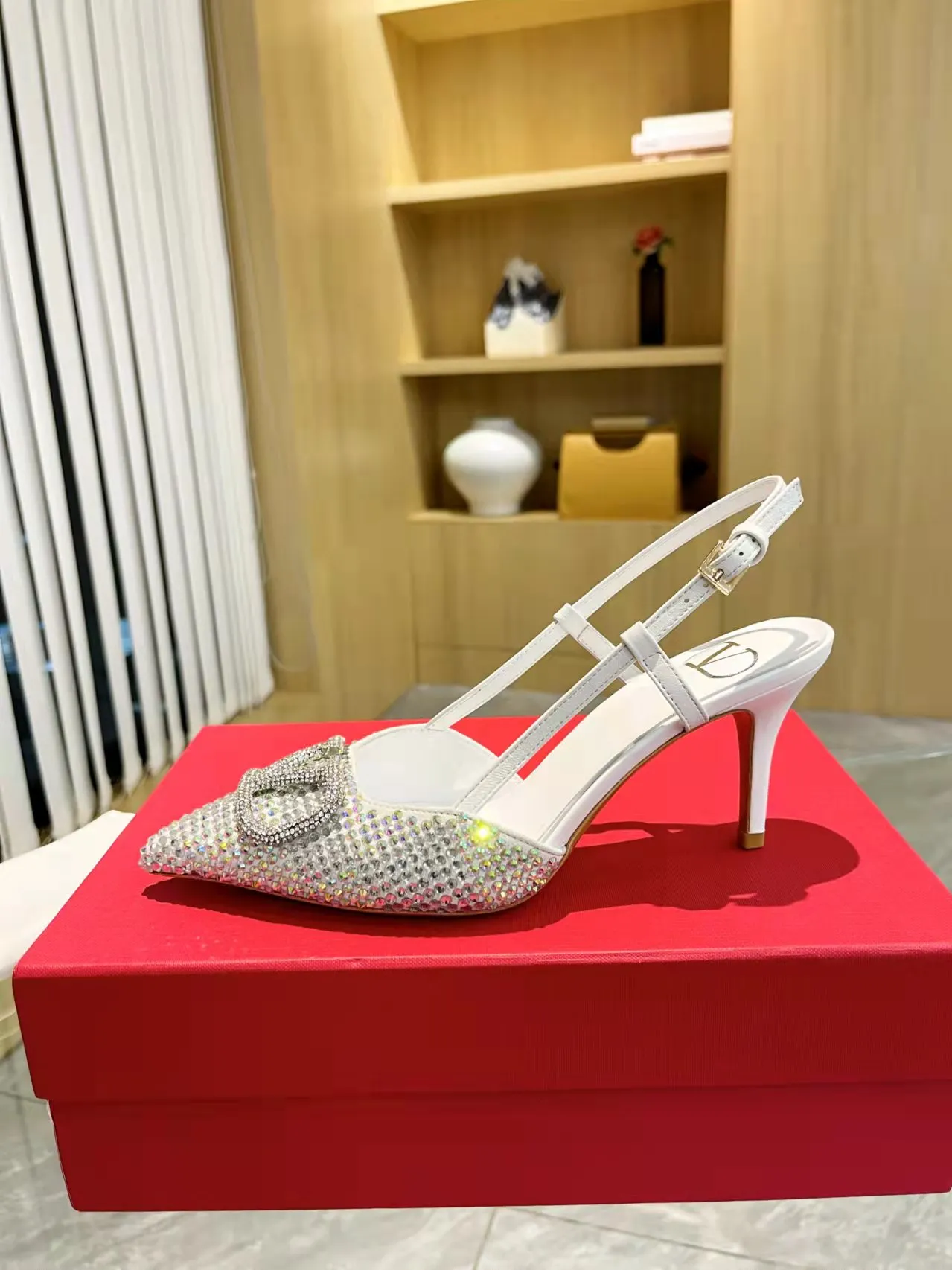 👟👟Ex-factory price 440👟👟 Genuine leather sole + 40 Kloesch diamond buckle Valentino.Valentino big v buckle single shoes ㊙️Latest series of counter genuine version with perfect details. Authentic products are made one to one. All details are consistent with genuine ones. The upper foot is very pedicure type. The key point is that it is very good and easy to control. It does not wear the feet and does not tire the feet. It is a walking artifact. The last shape is completely compared to the counter. The details are perfect. It is impossible to make such an exquisite product without the original version. Exclusive molded brass color. The highest version on the market. Fabric: imported sheepskin, lining and foot pads are all sheepskin. Color: 13 colors available. Sizes (34 to 42). Customized size 34 and 42. Non-returnable and non-exchangeable. Heel height: 7CM. Rubber sole. Genuine leather sole +40